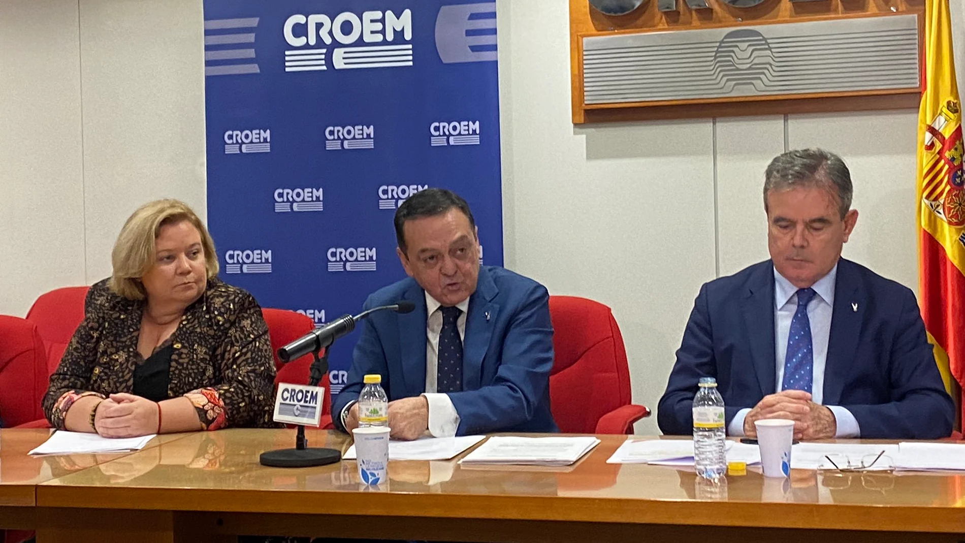 El presidente de la Croem, José María Albarracín, junto a Ana Correa y Juan Jódar
