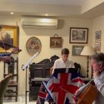 La familia Gibbon –padre, hijo mayor al violín y el segundo al piano–, interpretando su versión de «Zadok the Priest»