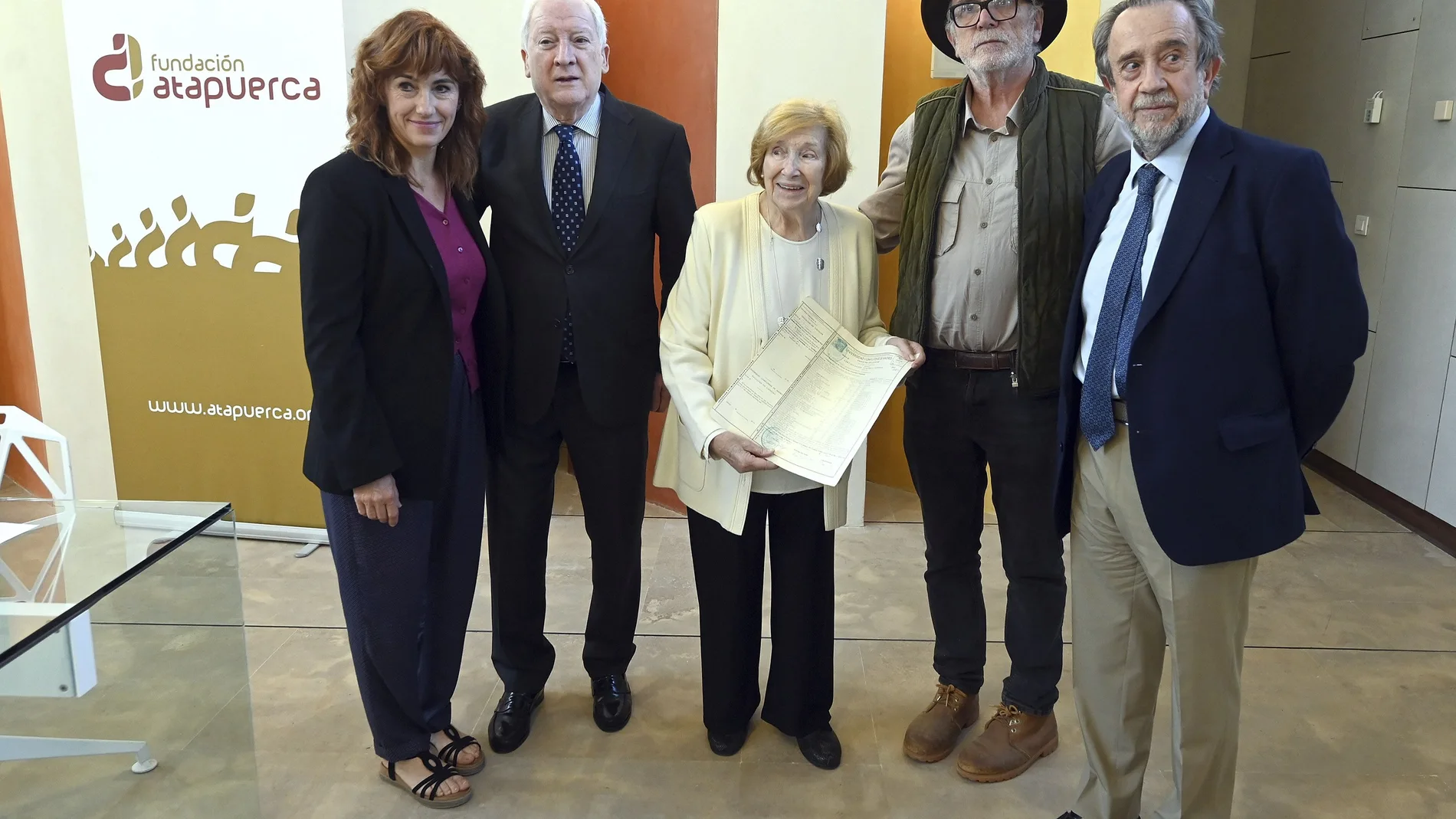 La Fundación Paleontológica Emiliano Aguirre hace entrega a la Fundación Atapuerca la segunda remesa del Fondo Documental Emiliano Aguirre