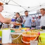 El secretario regional del PSOE, Luis Tudanca visita el mercadillo de Cantalejo junto al candidato a la alcaldía, Máximo San Macario