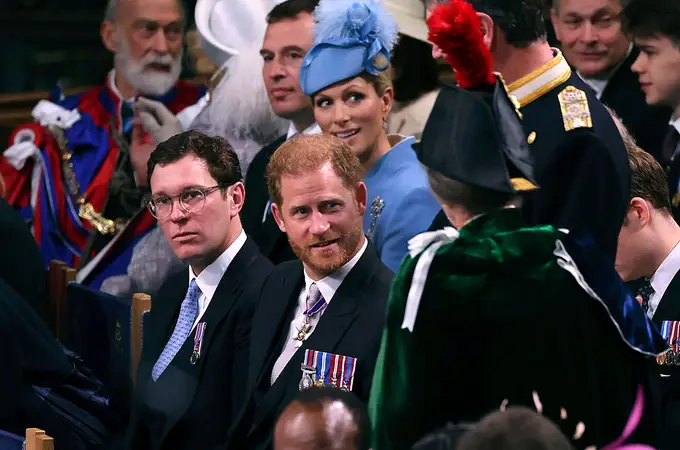 Los príncipes Harry y Andrés desaparecen de la foto oficial de la coronación