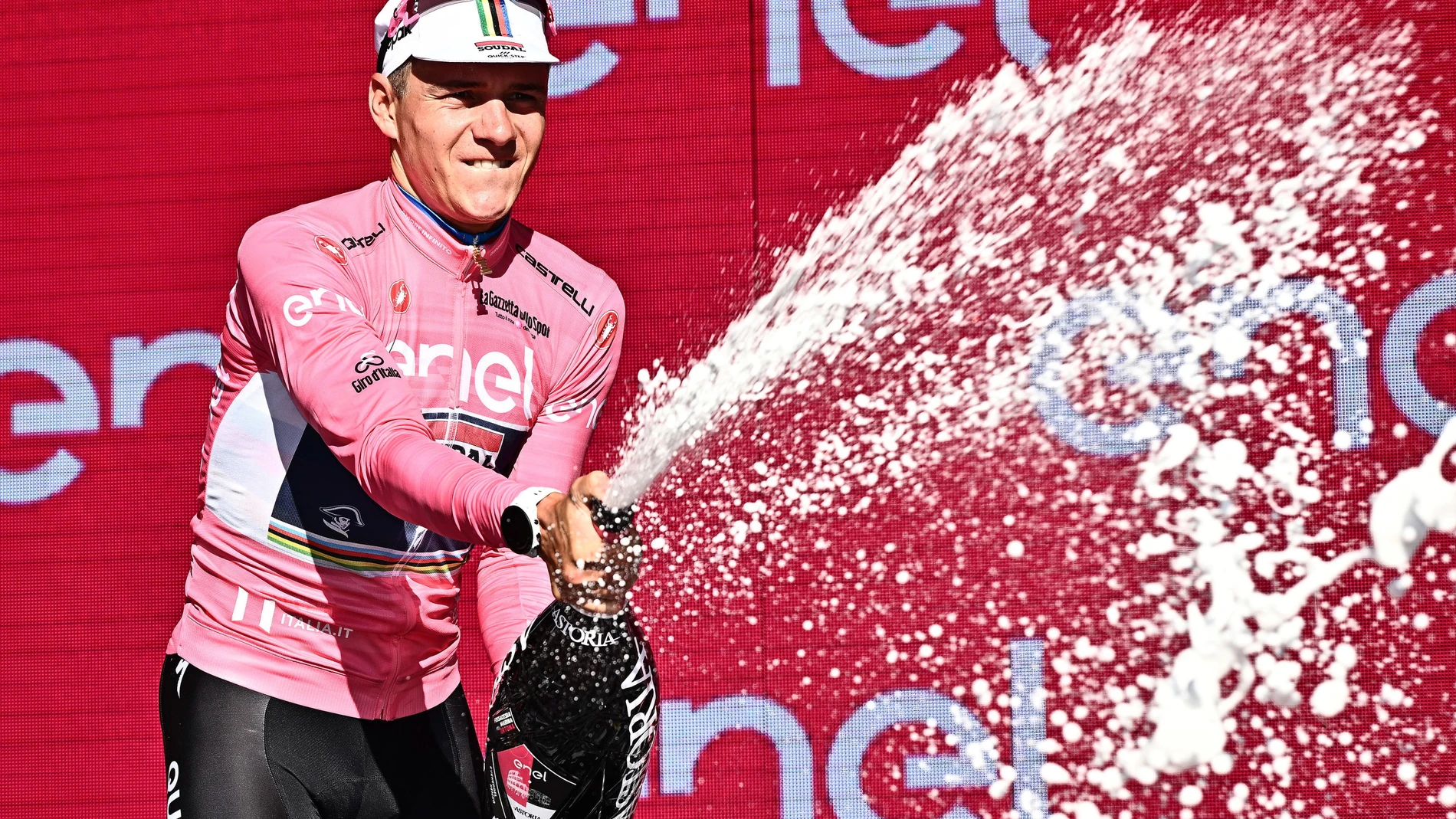 Pescara (Italy), 06/05/2023.- Belgian rider Remco Evenepoel of team Soudal Quick-Step celebrates on the podium wearing the overall leader's pink jersey after winning the first stage of the 2023 Giro d'Italia cycling race, a time trial over 19,6 km from Fossacesia Marina to Ortona, Italy, 06 May 2023. (Ciclismo, Italia) EFE/EPA/LUCA ZENNARO 
