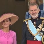 La Reina Letizia confía de nuevo en Carolina Herrera para la coronación del Rey Carlos III.