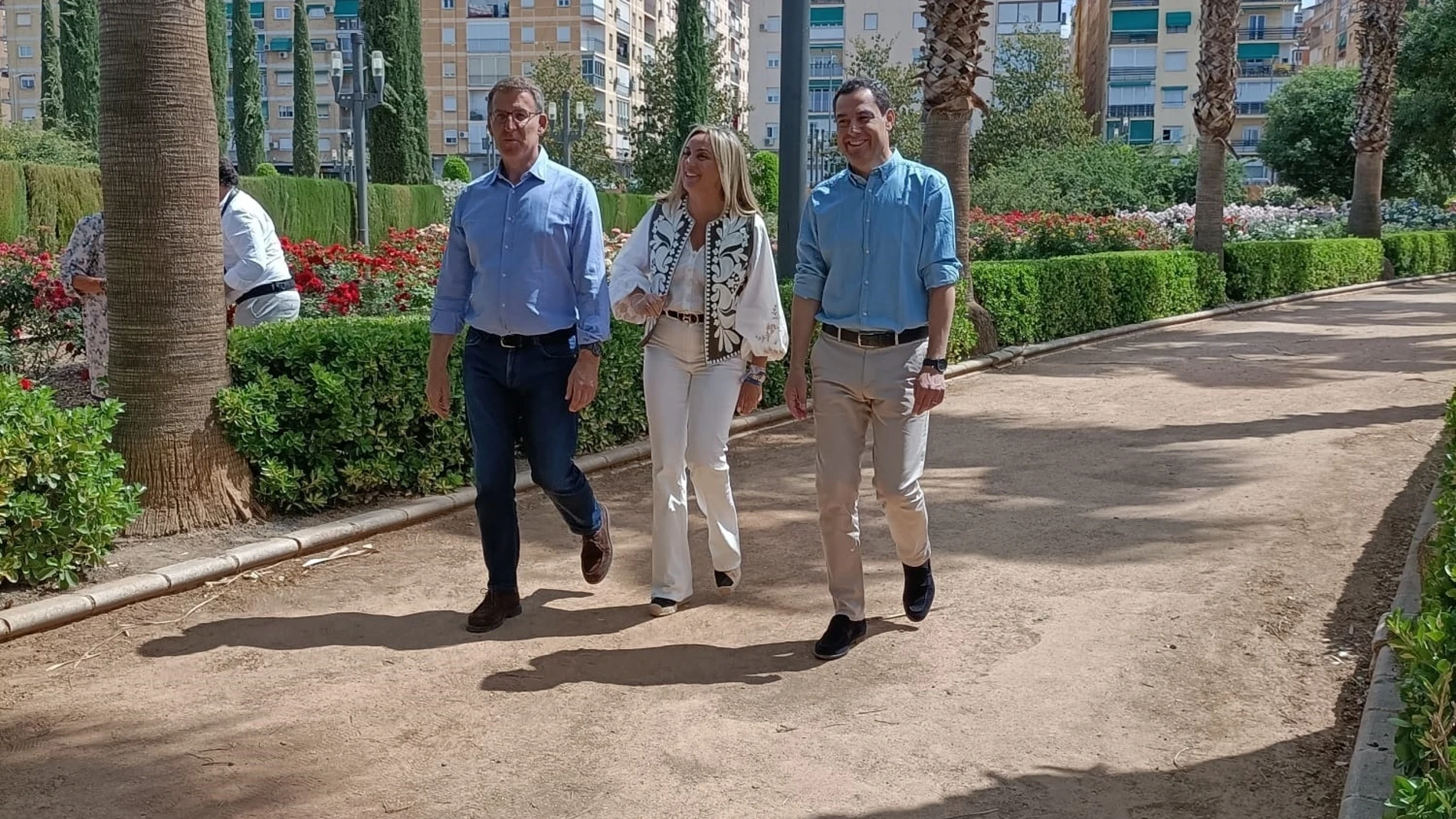 El presidente del PP, Alberto Núñez Feijóo; el presidente del PP-A y de la Junta de Andalucía, Juanma Moreno, y la candidata popular a la Alcaldía de Granada, Marifrán Carazo