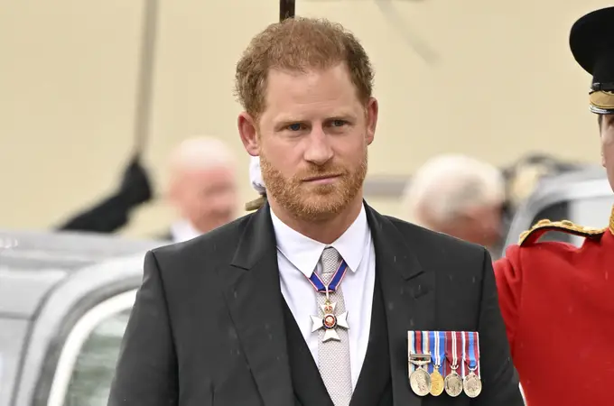El príncipe Harry, solo y relegado a tercera fila en la coronación de su padre