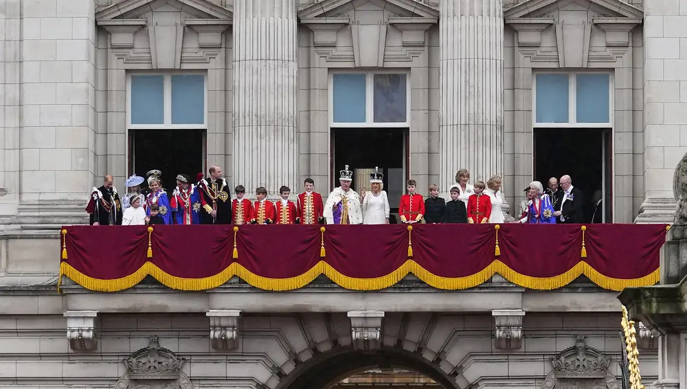 Los reyes de Inglaterra salen a saludar desde el balcón de Buckingham
