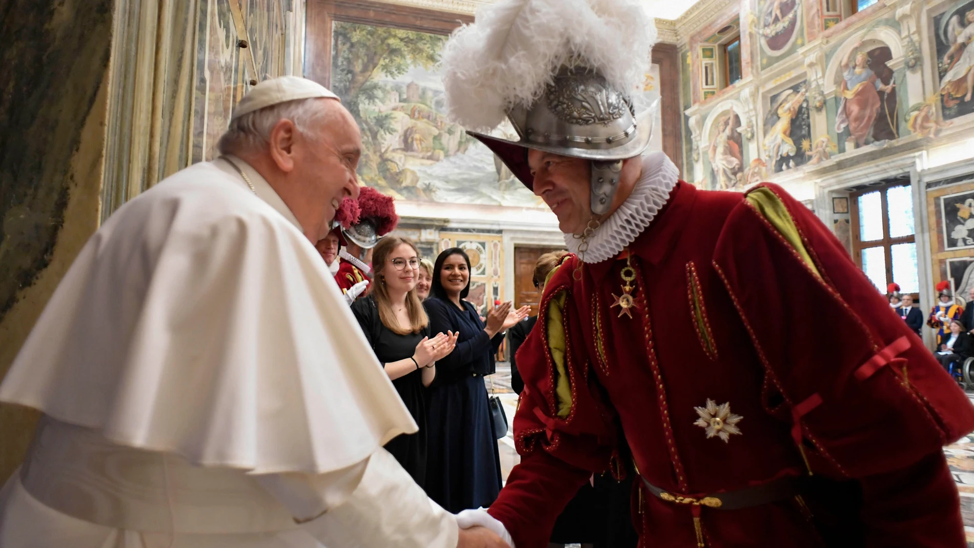 El Papa saluda a un oficial de la Guardia Suiza en el Vaticano