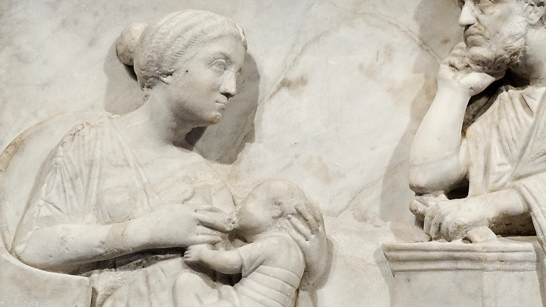 Madre amamantando a un bebé en presencia del padre. Detalle del sarcófago de Marco Cornelio Estacio 