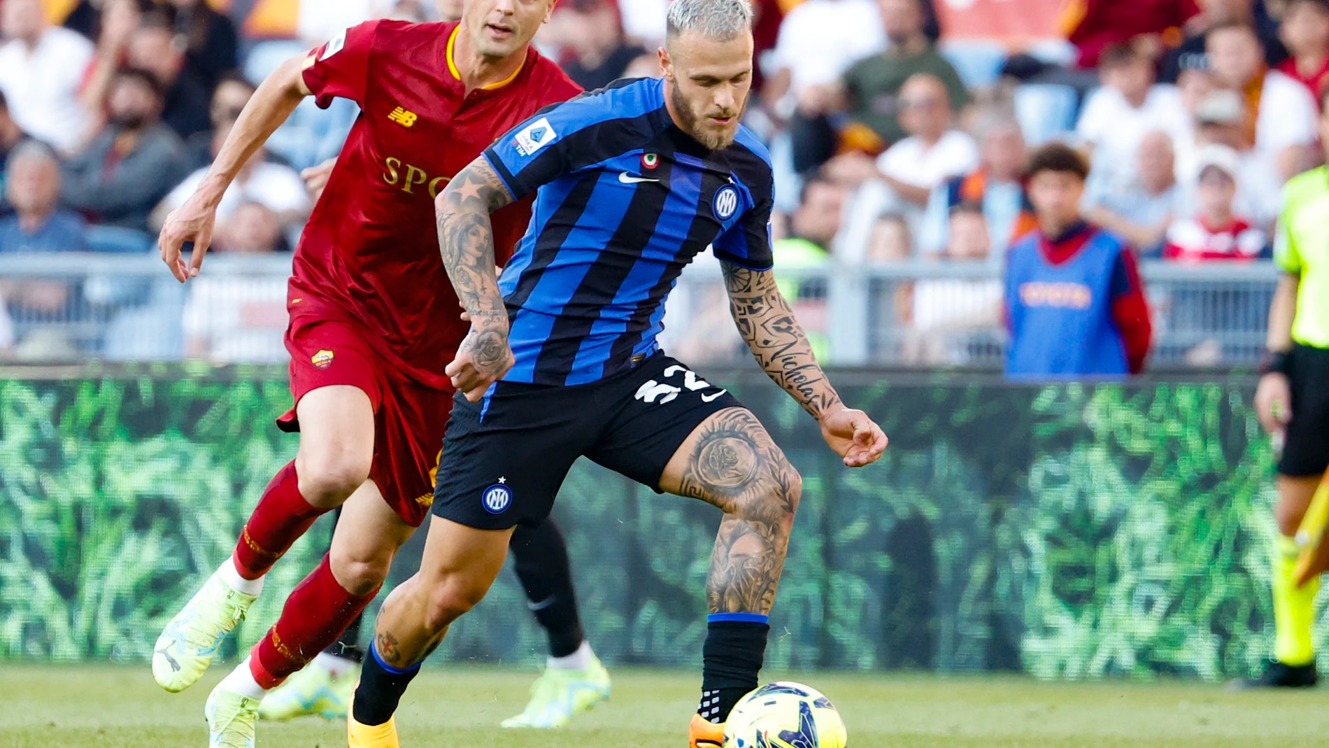 Rome (Italy), 06/05/2023.- Inter'Äôs Federico Dimarco (R) in action during the Italian Serie A soccer match between AS Roma and Inter Milan at the Olimpico stadium in Rome, Italy, 06 May 2023. (Italia, Roma) EFE/EPA/FABIO FRUSTACI 