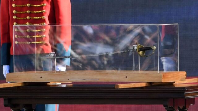 La espada de Simón Bolívar exhibida en Bogotá durante la toma de posesión del cargo por parte del presidente, Gustavo Petro