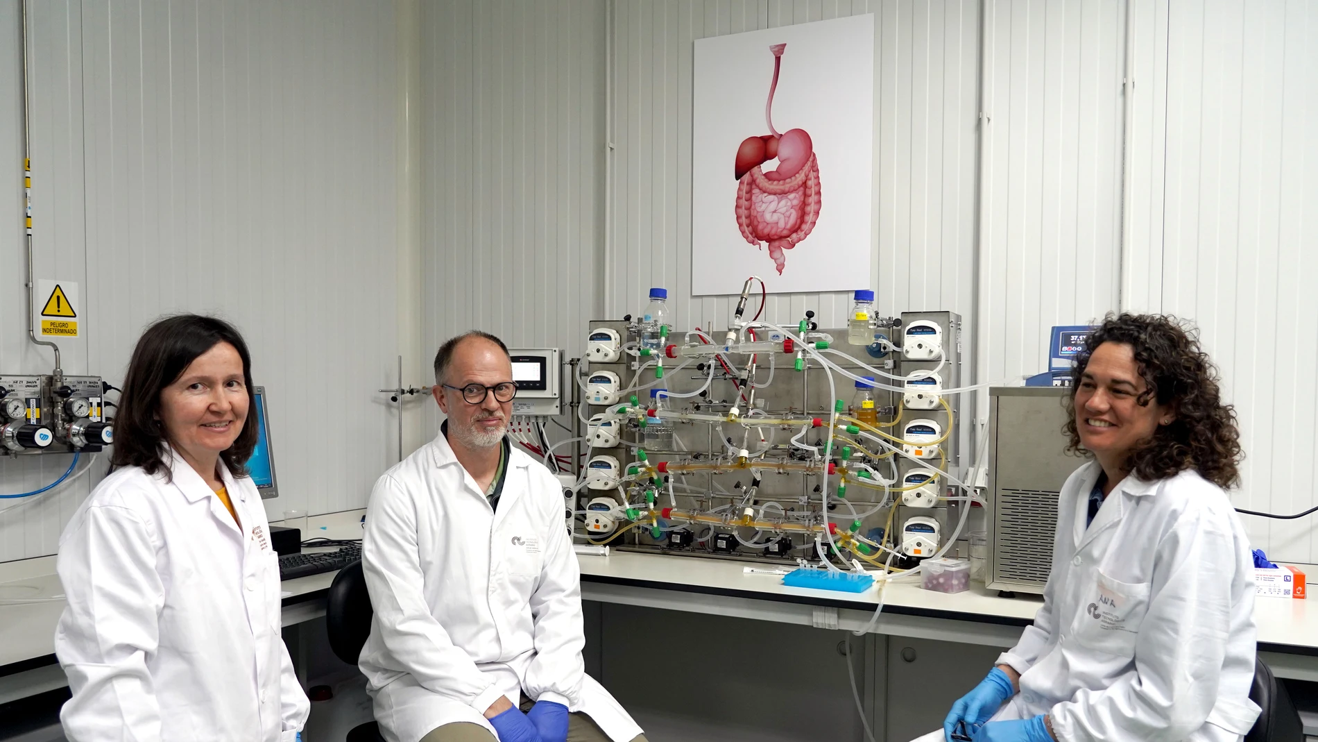 El investigador Daniel Rico y las técnicos Mª Carmen García (I) y Ana Belén Cano (D), junto al simulador gastrointestinal del ITACyL