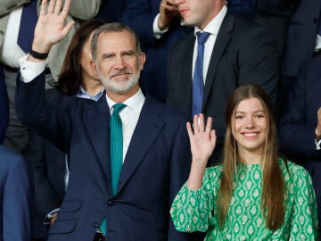 La Infanta Sofía es toda una futbolera más en la final de la Copa del Rey en Sevilla con blusa verde de Zara y jeans blancos