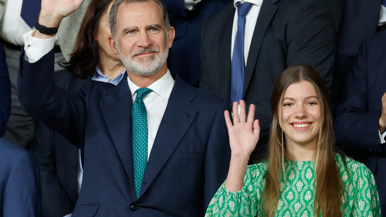 The Infanta Sofía is one more soccer player in the final of the Copa del Rey in Seville with a green blouse from Zara and white jeans