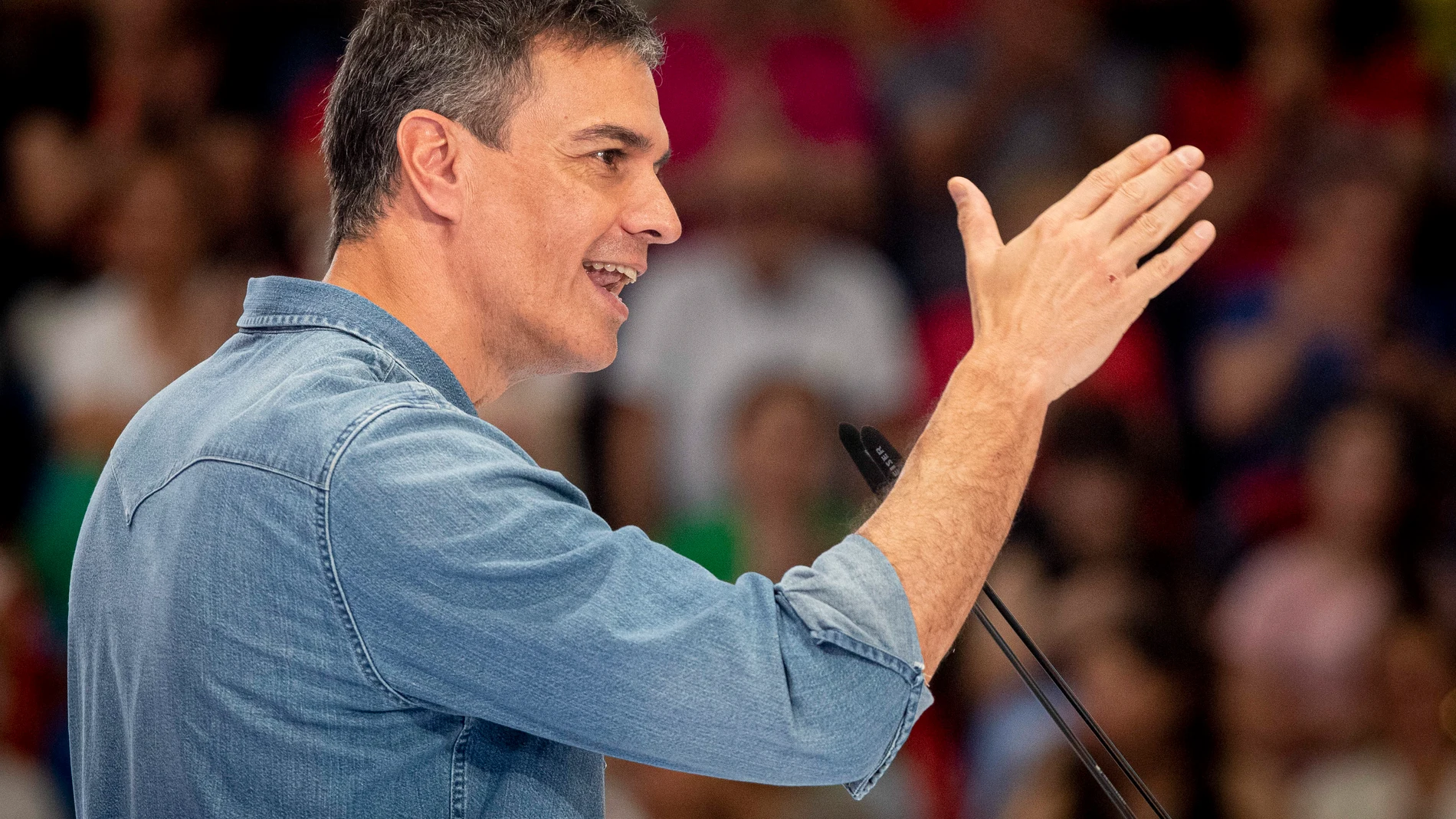 MURCIA, 06/05/2023.- El presidente del Gobierno, Pedro Sánchez (c), durante su participación en el mitin convocado este sábado en Murcia. EFE/Marcial Guillén