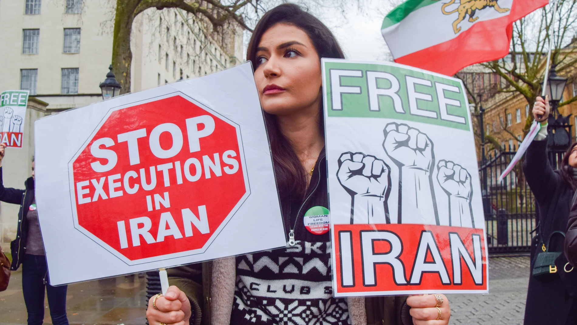 January 14, 2023, London, United Kingdom: A protester holds 'Stop executions in Iran' and 'Free Iran' placards during the demonstration. Demonstrators gathered outside Downing Street in protest against executions in Iran and in support of freedom for Iran.
  (Foto de ARCHIVO)
14/01/2023