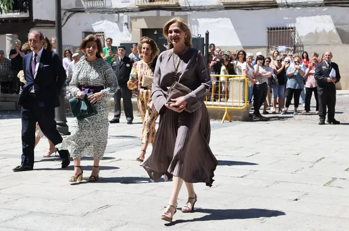 La Infanta Cristina ha elevado su mejor look de invitada con las sandalias de cuña cómodas que más estilizan en una boda en Toledo