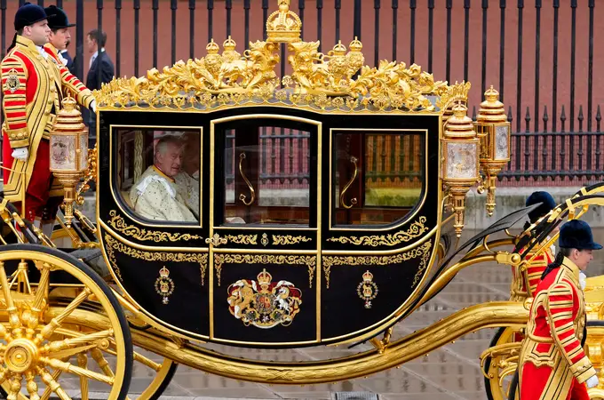La curiosa historia de la carroza en la que Carlos III y Camilla se han trasladado hacia la Abadía de Westminster