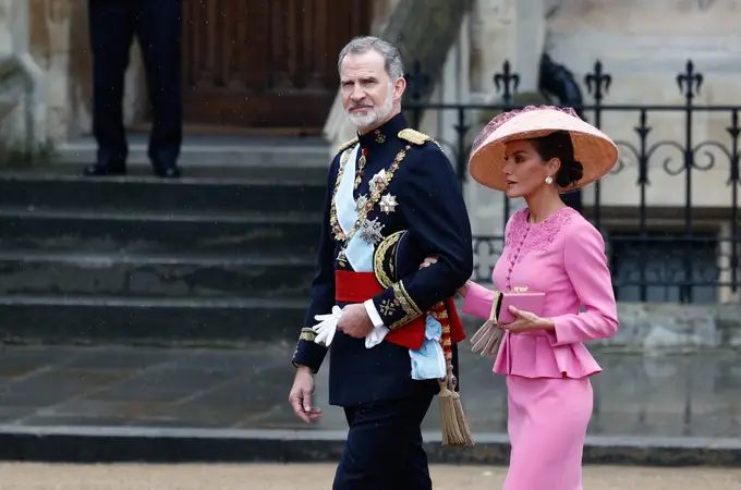 La Reina Letizia lo apuesta todo al rosa en la coronación de Carlos III con un sofisticado traje de dos piezas de Carolina Herrera y un espectacular tocado 