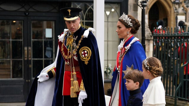 Kate Middleton con pendientes de Lady Di en la coronación de Carlos III.