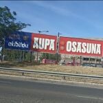 Valla publicitaria de EH Bildu en el estadio de la Cartuja de Sevilla