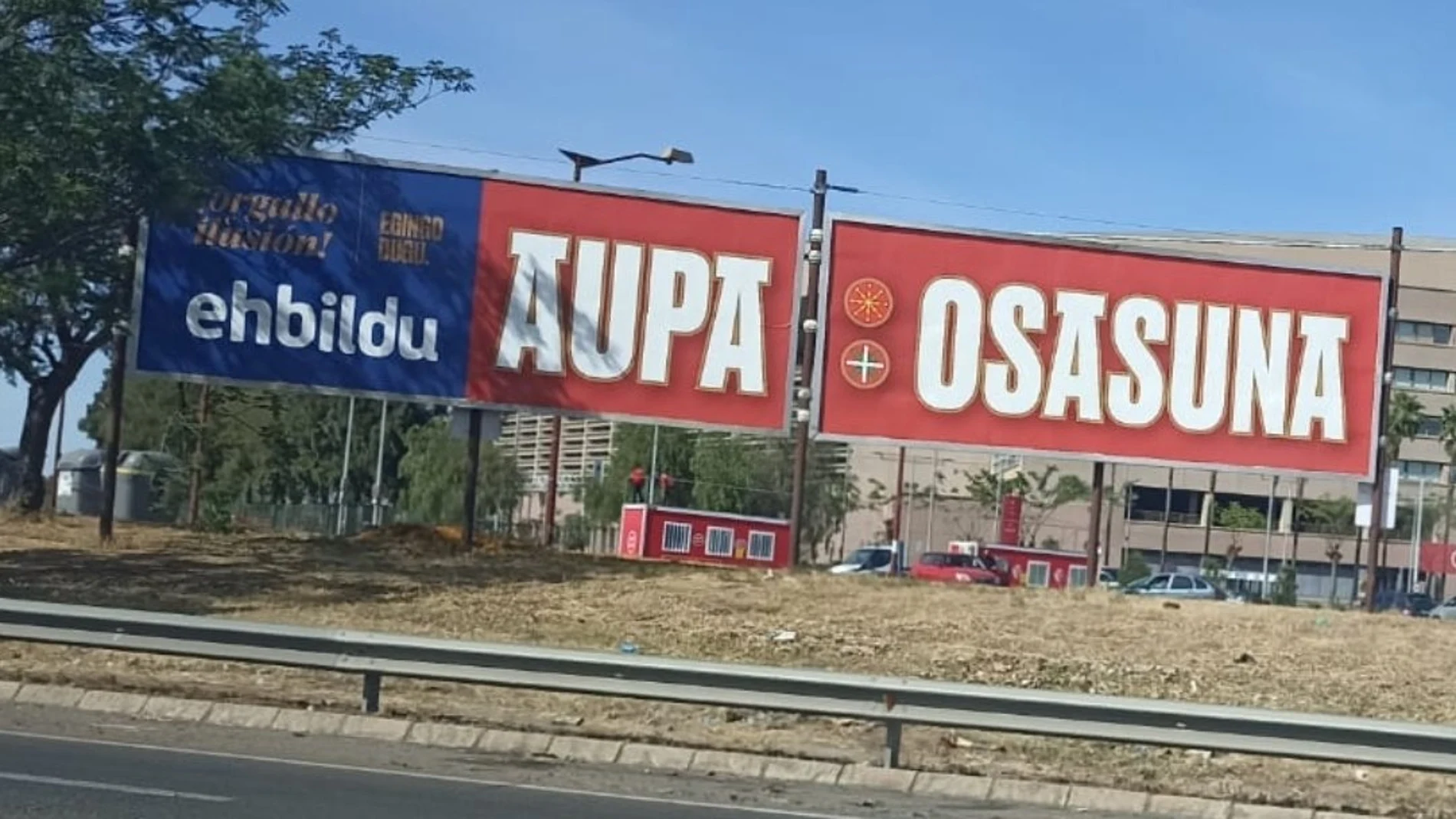 Valla publicitaria de EH Bildu en el estadio de la Cartuja de Sevilla