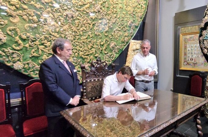 El alcalde de Madrid, José Luis Martínez-Almeida, firma en el libro de honor de la hermandad de la Macarena