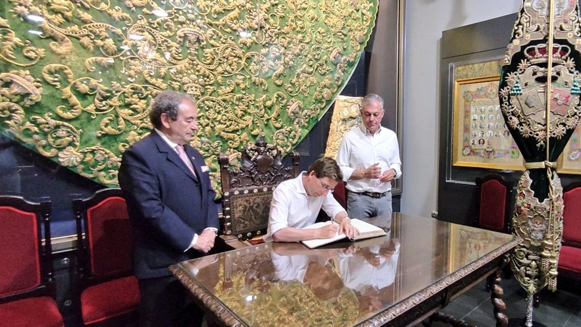 El alcalde de Madrid, José Luis Martínez-Almeida, firma en el libro de honor de la hermandad de la Macarena