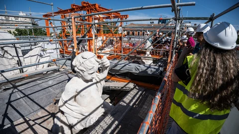 Nuria Álvarez explica los trabajos de restauración y la historia de la Puerta de Alcalá a los 25 visitantes de la primera visita a las obras de conservación de este emblemático monumento.