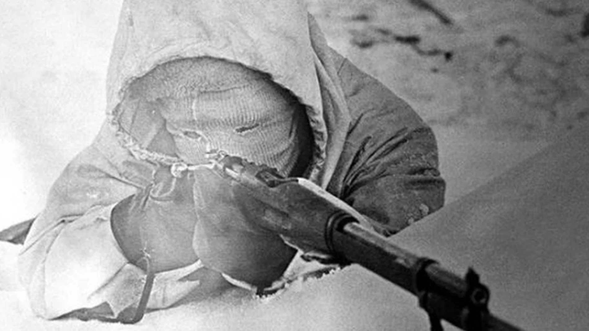 El francotirador Simo Häyhä oculto en la nieve durante la Guerra de Invierno