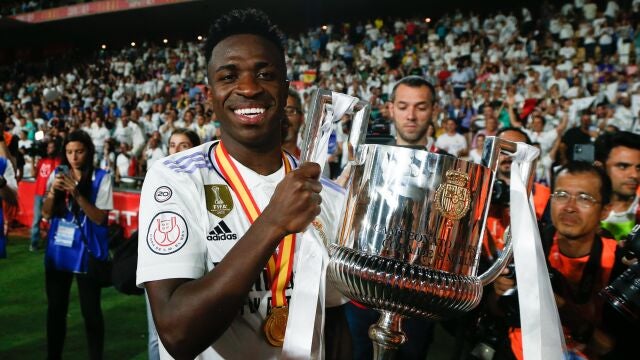 Vinicius, con la Copa del Rey en La Cartuja
