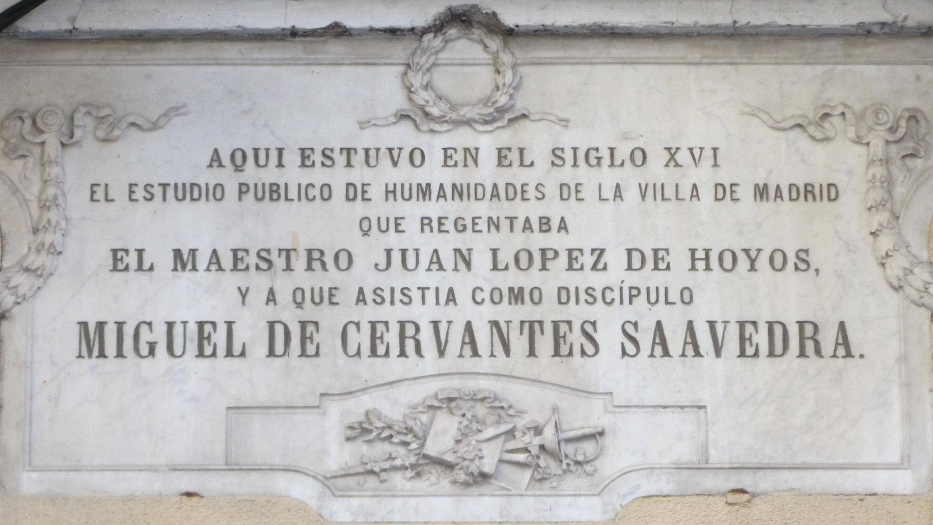 Lápida conmemorativa de los estudios de Miguel de Cervantes en la calle de la Villa