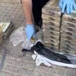 Algunos de los fardos incautados
