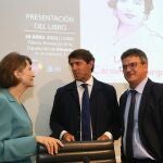 Asunción Valdés, Juan de Dios Navarro y Toni Cabot en la presentació de «Revivir, la nueva Carmen de Burgos» en la Diputación de Alicante