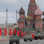 Militares rusos ensayan para el desfile del Día de la Victoria en Moscú