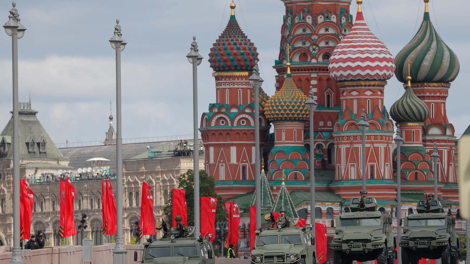 Moscú (Federación Rusa), 05/07/2023.- Vehículos militares rusos desfilan frente a la Catedral de San Basilio en la Plaza Roja de Moscú, Rusia, después de un ensayo general para el desfile militar anual antes del Celebraciones del Día de la Victoria. Rusia se está preparando para conmemorar el 78 aniversario de la rendición incondicional de la Alemania nazi en la Segunda Guerra Mundial (WWII). El desfile militar tendrá lugar en la Plaza Roja de Moscú el 09 de mayo.EFE/MAXIM SHIPENKOV