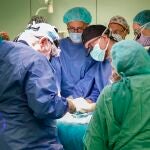 El equipo médico durante la operación al bebé