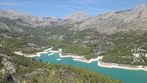 Imagen del característico embalse situado junto a la localidad