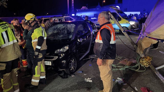 El coche Smart automático con el que Digna Díaz Oubiña, esposa del narcotraficante gallego Luis Falcón Pérez "Falconetti", con el que atropelló al menos a 18 personas la noche del domingo en Villanueva de Orosa (Pontevedra).
