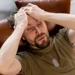 Hombre con migraña