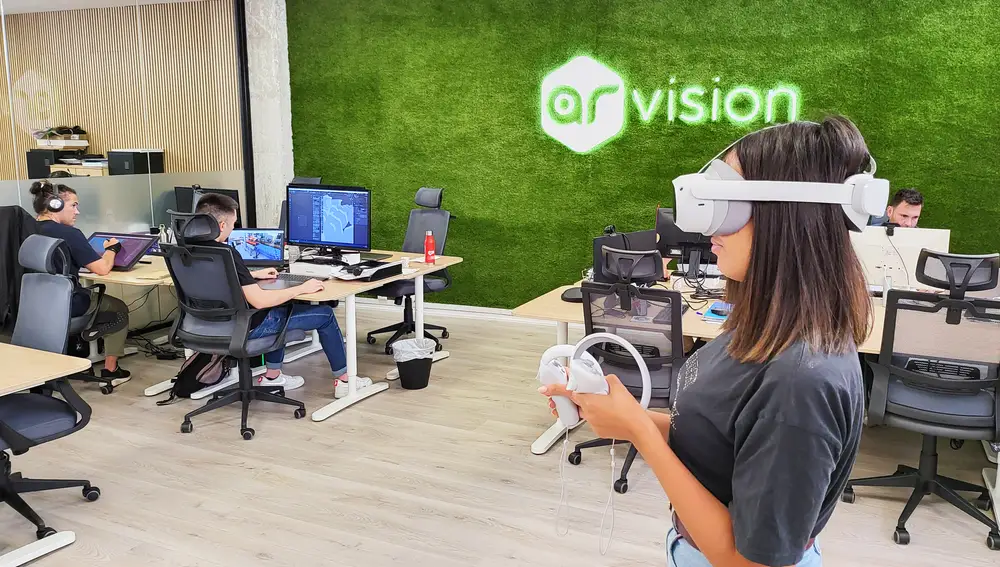 Compañera de AR Vision haciendo uso de un Headset de VR para la prueba de una Aplicación.