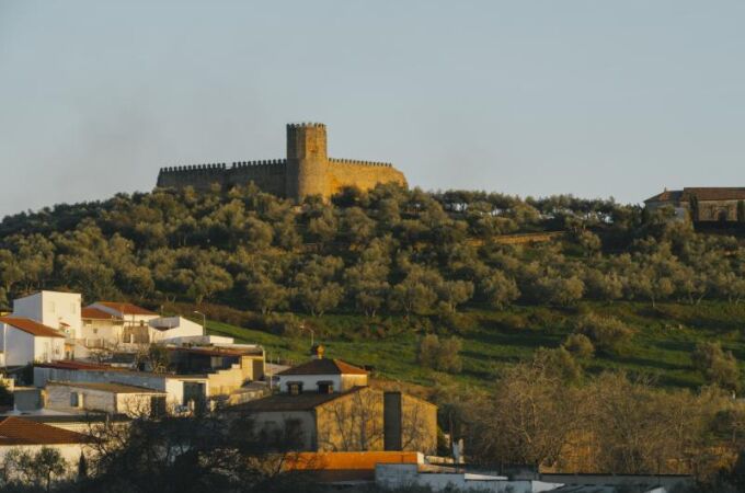 Panorámica del castillo hexagonal de Alanís de la Sierra (Sevilla)