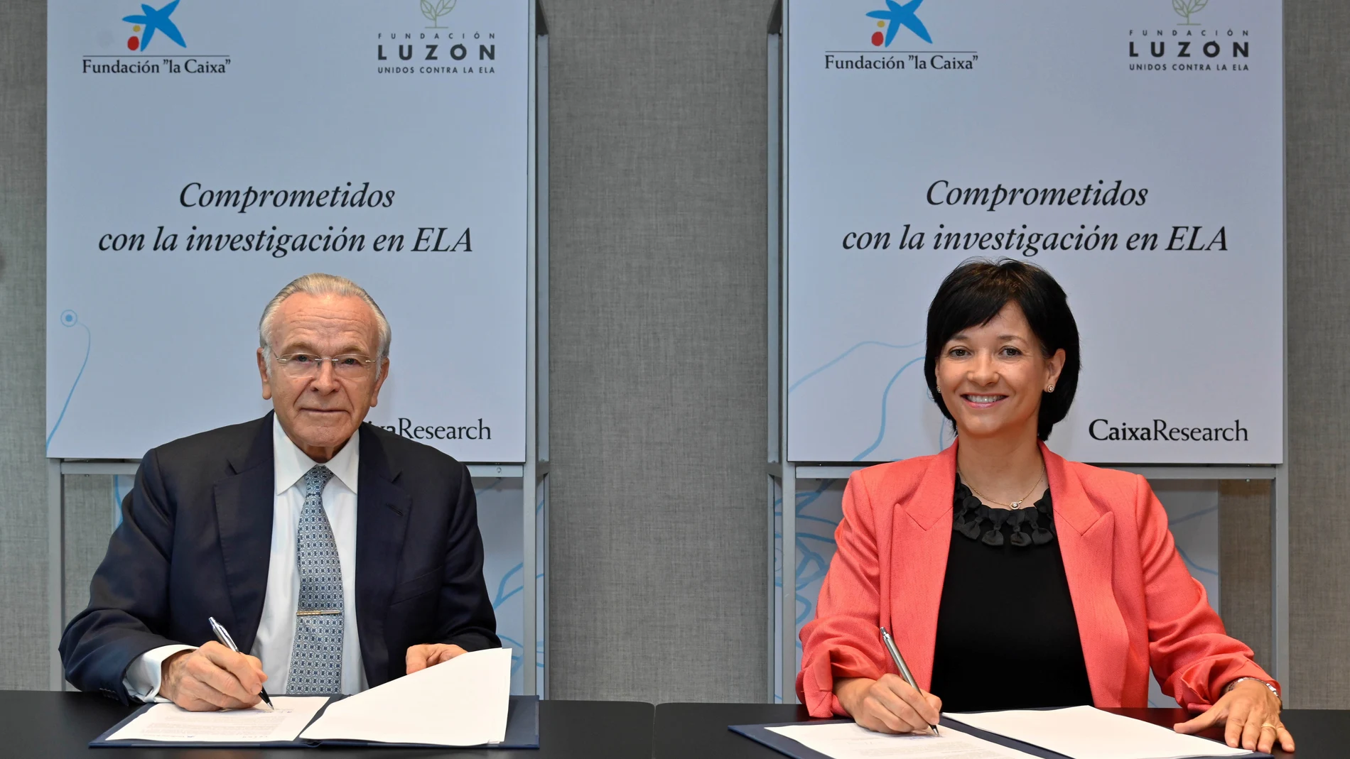 Isidro Fainé y María José Arregui en la firma de la renovación del acuerdo de colaboración