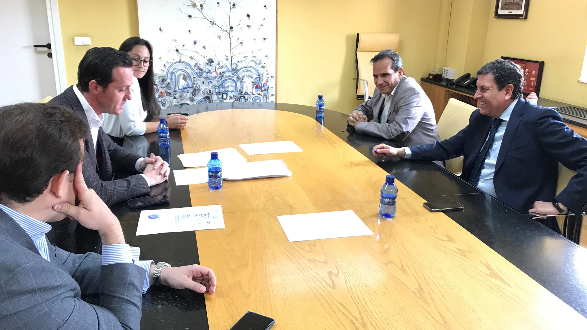 Firma entre el consejero Fernández Carriedo y representantes de Panattoni