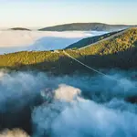 Espectacular vista del puente sobre las nubes