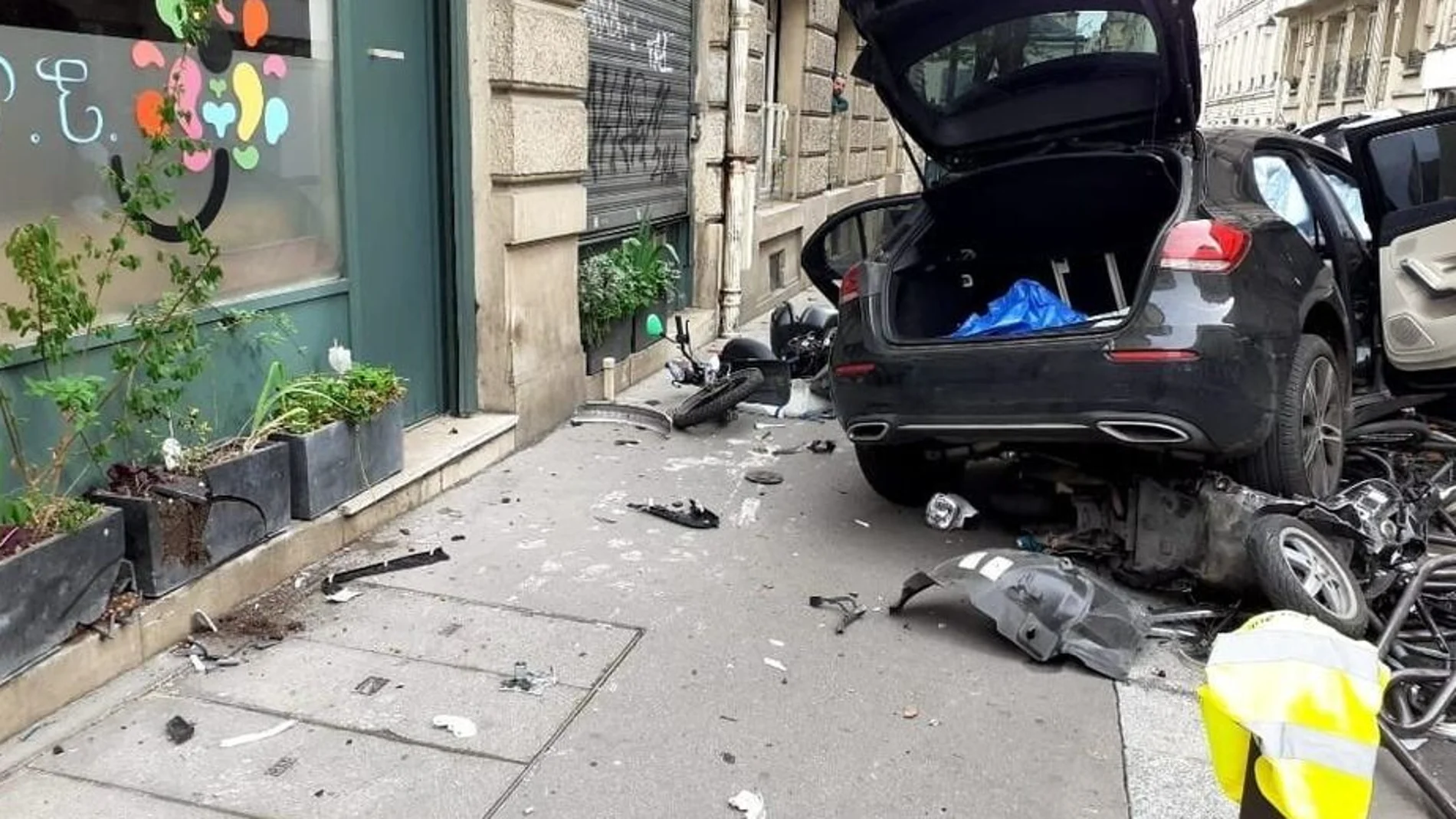 Imagen difundida por el alcalde del distrito 6 de París con el coche de Hugo Zemmour