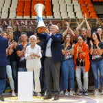  El propietario del equipo, Juan Roig (c), durante el acto en el que el Valencia Basket ha celebrado, hoy lunes junto su afición en el pabellón de la Fuente de San Luis, la consecución de su primer torneo de Liga nacional femenina