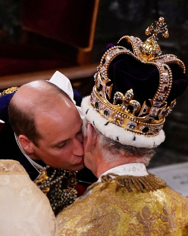 El príncipe de Gales besa en la mejilla al rey Carlos III
