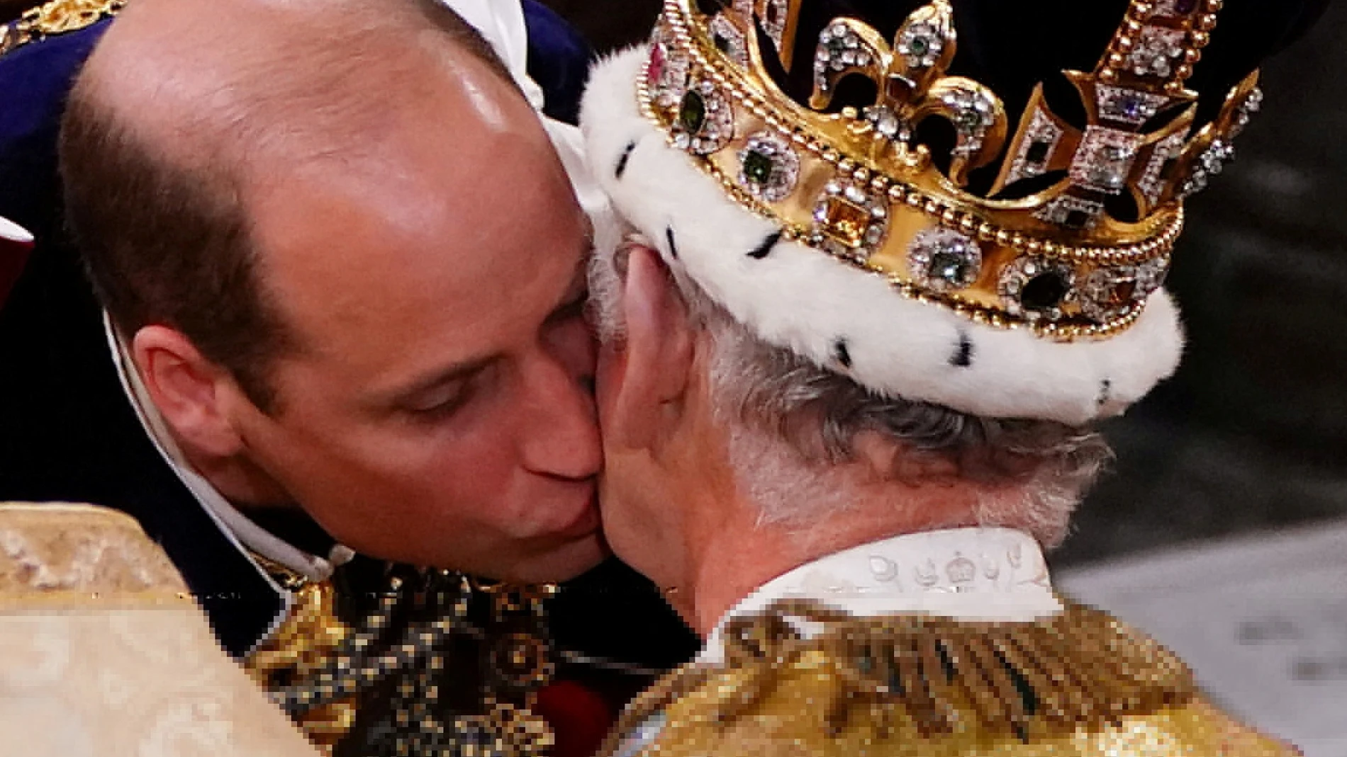 El príncipe de Gales besa en la mejilla al rey Carlos III