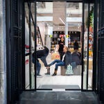 Zapatería, el pequeño negocio en las calles de Madrid.