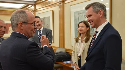 El ministro de Sanidad, José Manuel Miñones, felicitó ayer a miembros de Hipra por su vacuna contra la Covid-19
